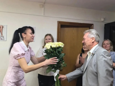 Председатель Совета депутатов Юрий Егоров и депутат Светлана Манукян поздравили с днем рождения Дарью Сергеевну Дорофееву, возглавляющую муниципальное казенное учреждение, отвечающее за организацию закупочной деятельности города.