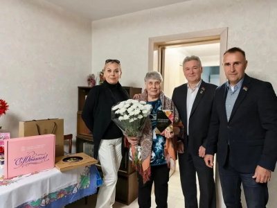 Депутаты поздравили жительниц Лыткарина с юбилеями
